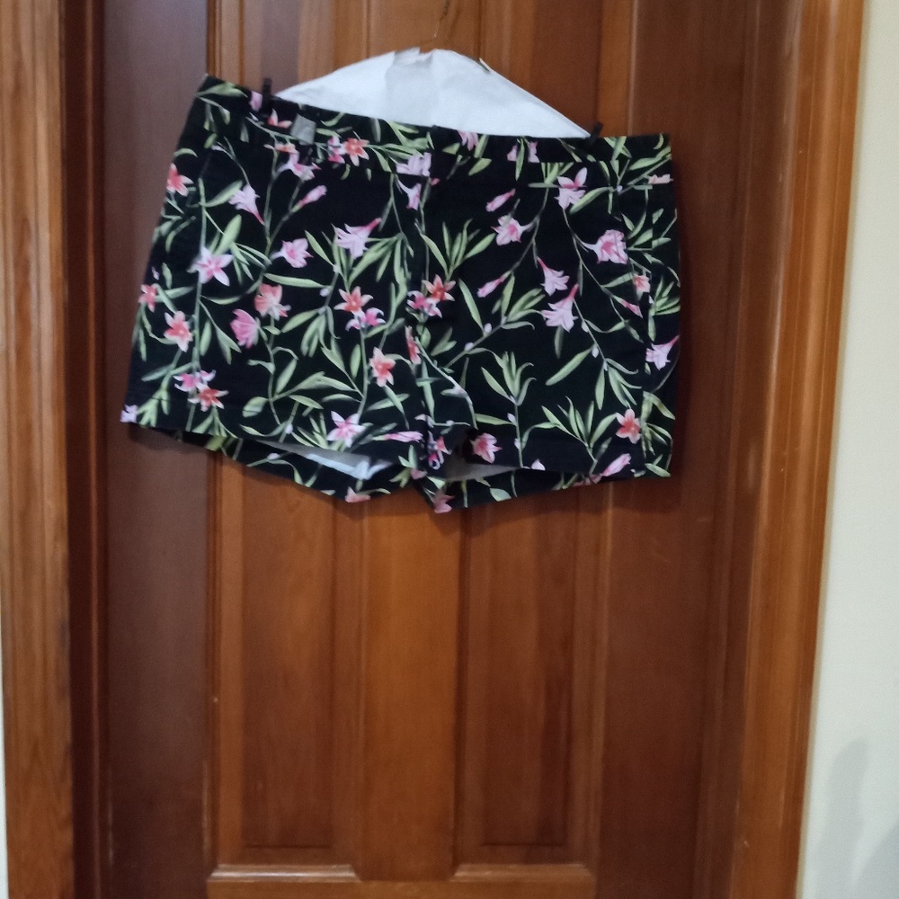 KHAKIS. by GAP.   CITY 3 INCH SHORT.  SIZE 10.  MULTI COLOR